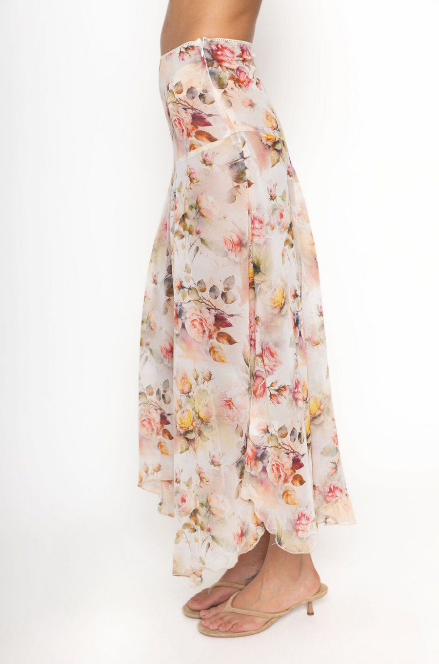 Floral printed asymmetircal midi skirt
Lace picot trim
Side zipper closure
Unlined/sheer
Vintage floral asymmetrical skirt
Summer skirt