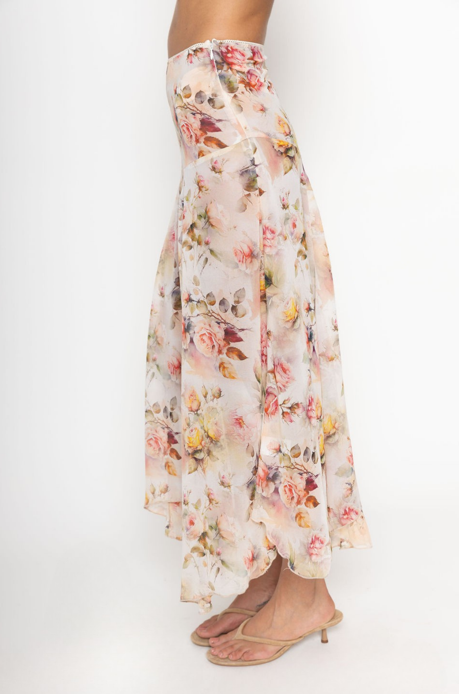 Floral printed asymmetircal midi skirt
Lace picot trim
Side zipper closure
Unlined/sheer
Vintage floral asymmetrical skirt
Summer skirt