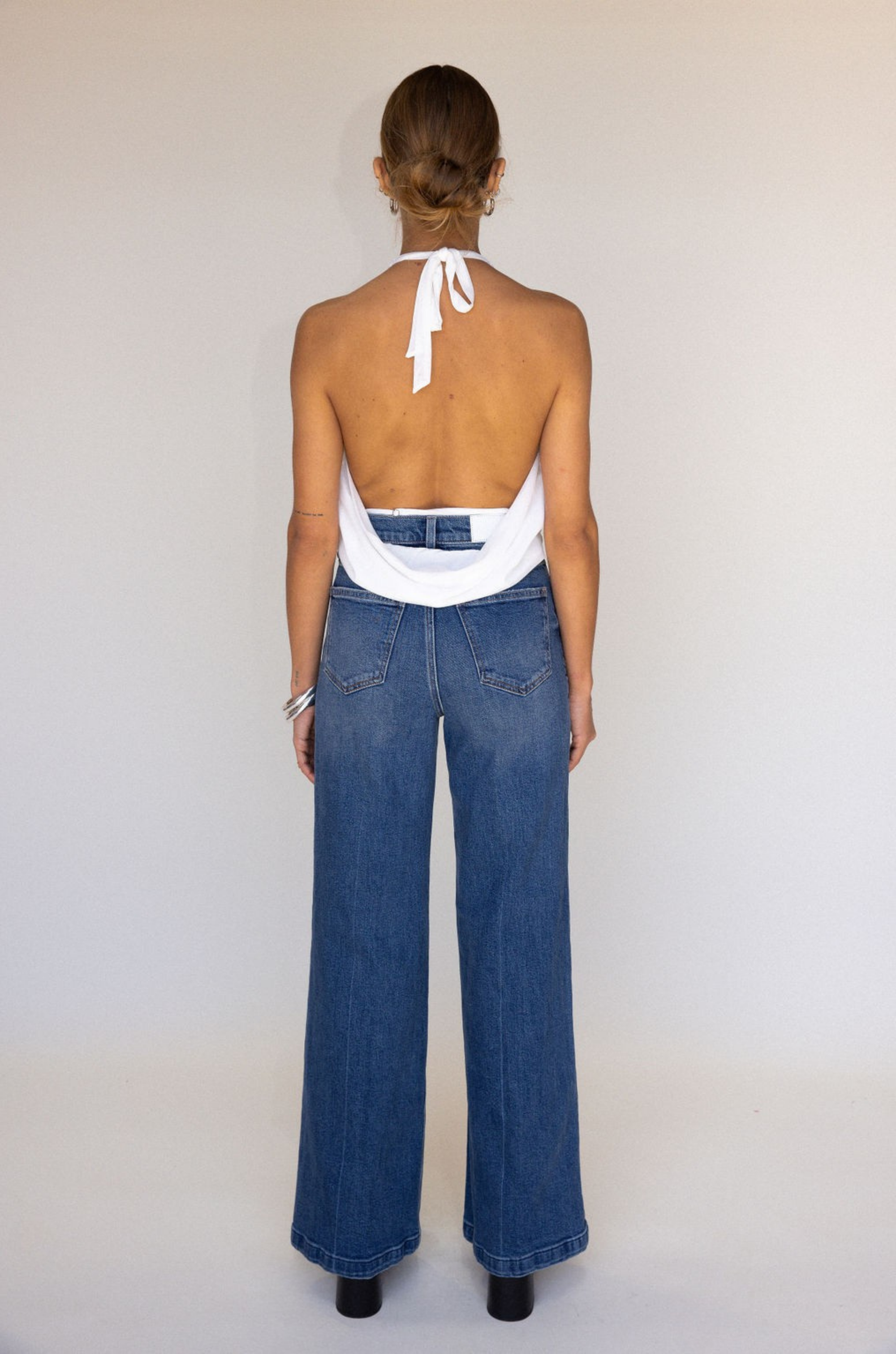 High rise ultra wide leg jeans
Button and zipper fly
Five pocket construction