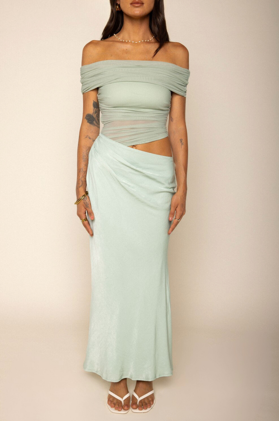 sage green Off the shoulder maxi dress
Fold over
Side cut out
Partially lined
partial mesh bodice
green wedding guest dress