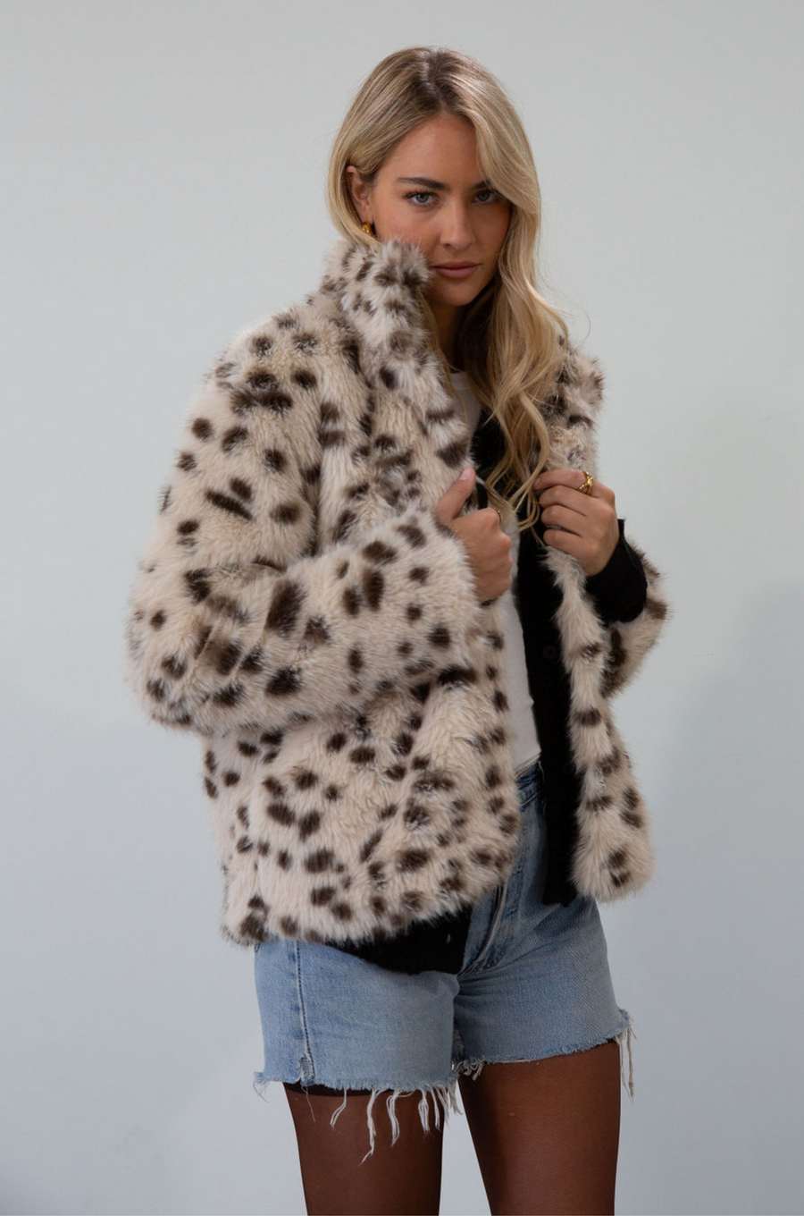 Spotted vegan fur coat. Collar neckline. Front snap button down closures. Side pockets. Fully lined. fur coat. leopard fur coat jacket. fall outfit. fall coat