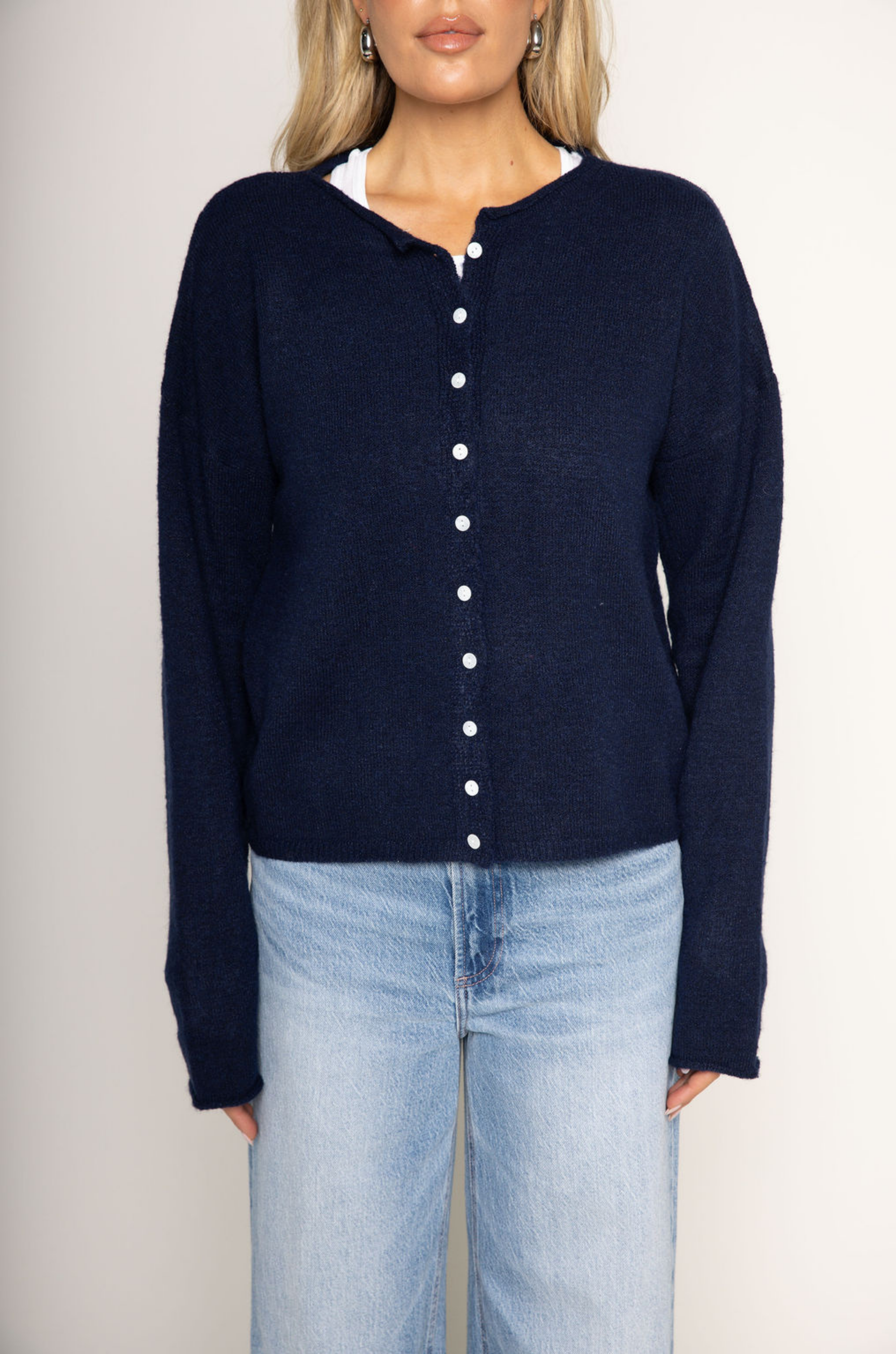Knit long sleeve cardigan
Rolled collar
Button down closure
navy blue cardigan
fall cardigan
fall outfit
fall sweater
