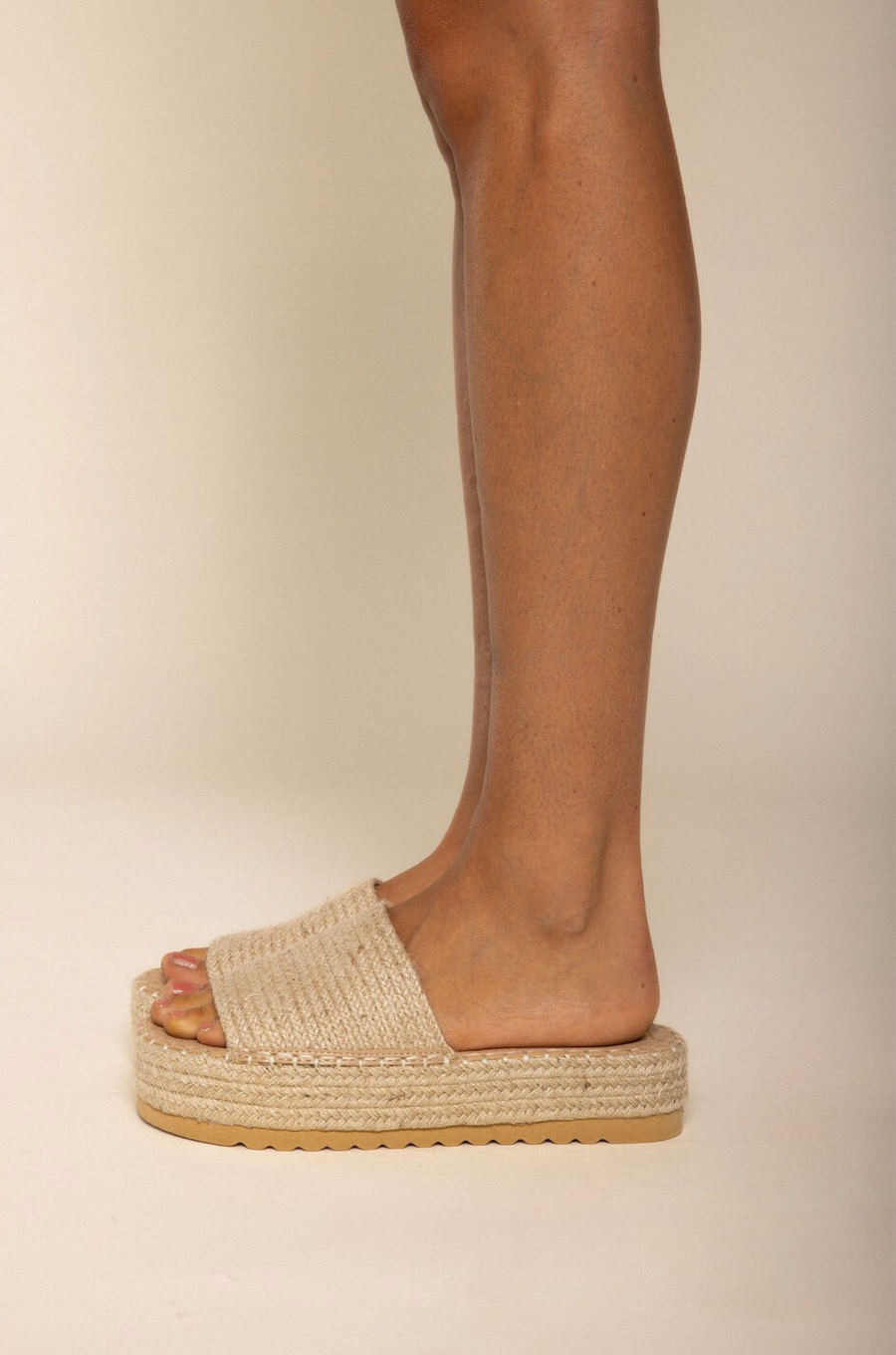 Platform braided raffia sandal
Padded insole
Slip on style
Jute/Synthetic