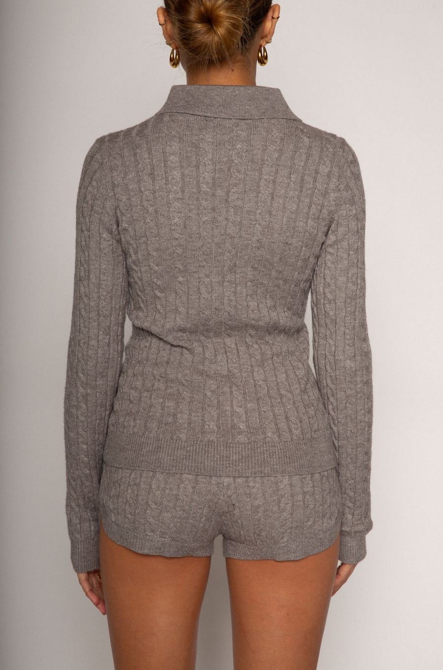 Grey Cable knit cardigan
Front button down closure
Ribbed collar
Has stretch
Unlined
Frankies knit dupe
