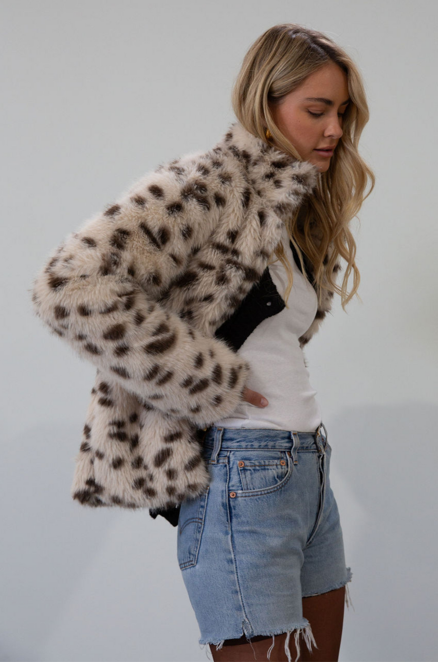 Spotted vegan fur coat. Collar neckline. Front snap button down closures. Side pockets. Fully lined. fur coat. leopard fur coat jacket. fall outfit. fall coat