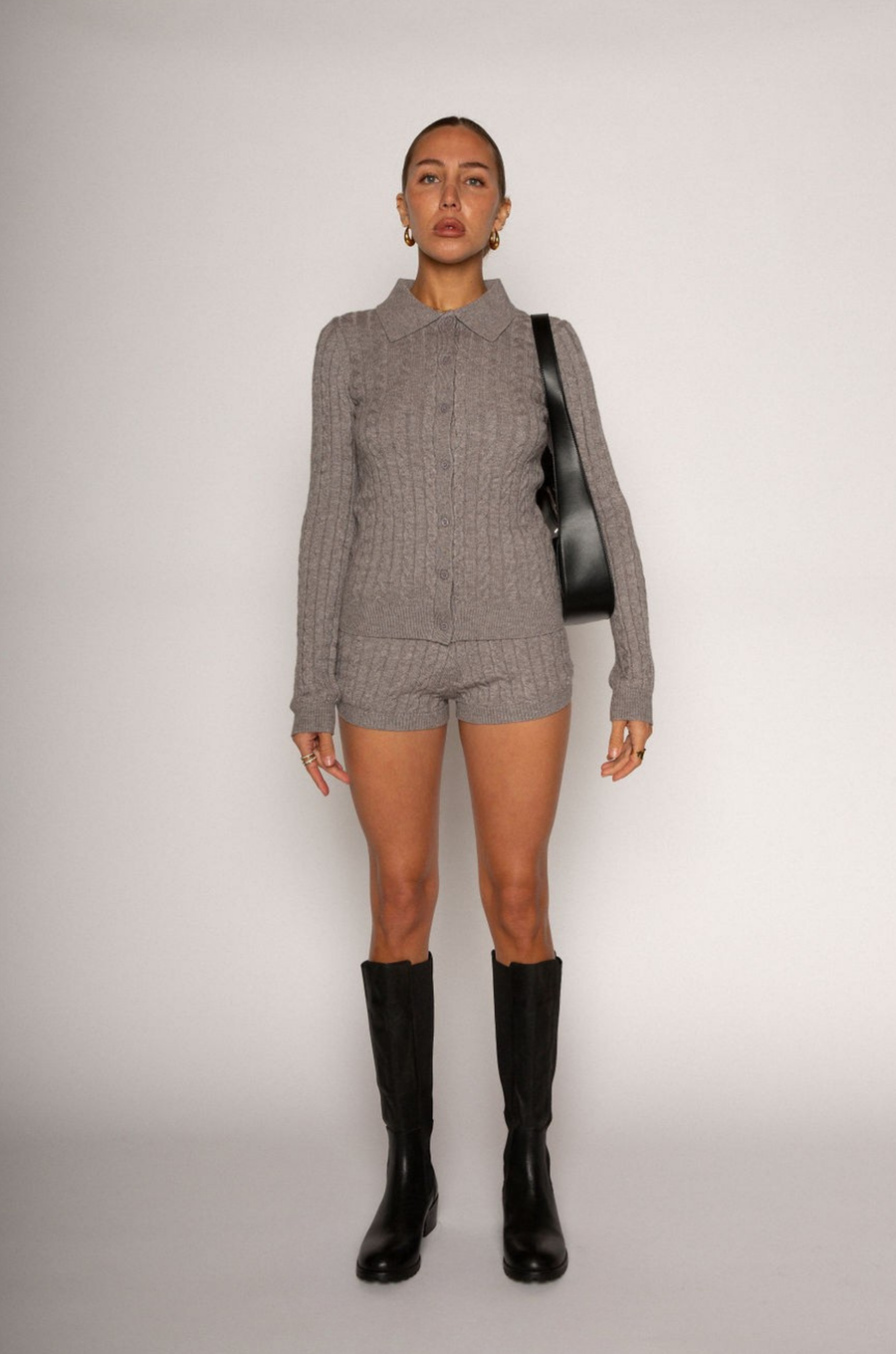 Grey Cable knit shorts
Mini length
Side pockets
Adjustable drawstring closure
Stretch waistband
Has stretch
Ribbed detailing
Unlined
Frankies knit dupe