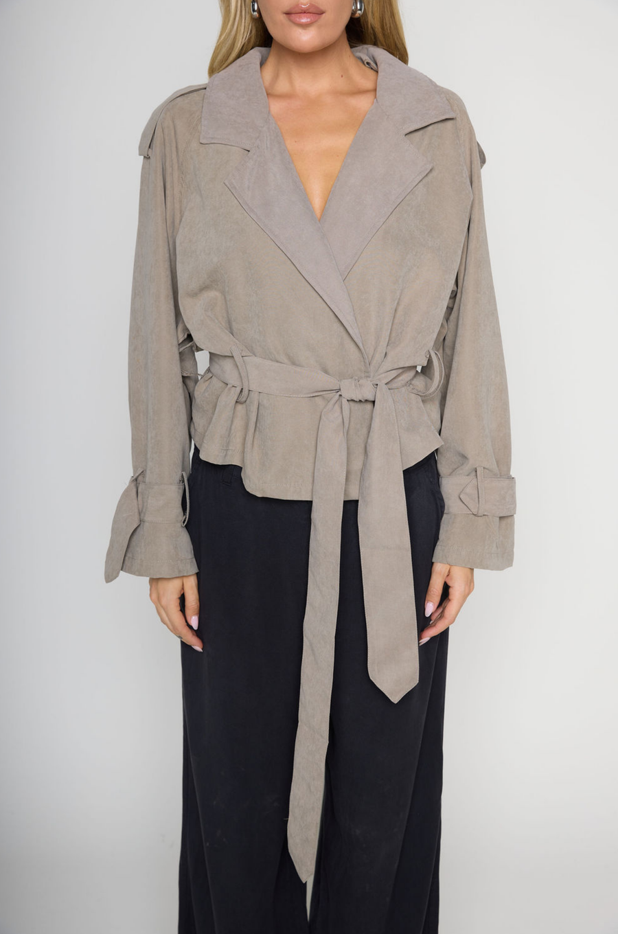 green Cropped trench coat
Collared
Adjustable belt tie
Unlined
fall jacket
fall outfit
fall coat
green trench coat