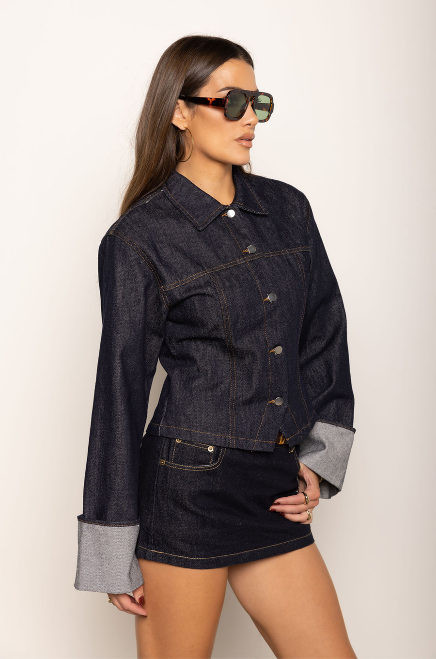Fitted denim collared jacket
Wide cuffed sleeves
Button down closure
Unlined
dark denim jacket
fall outfit
thanksgiving outfit