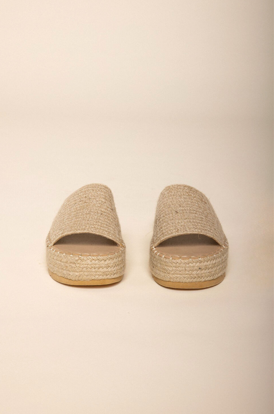 Platform braided raffia sandal
Padded insole
Slip on style
Jute/Synthetic