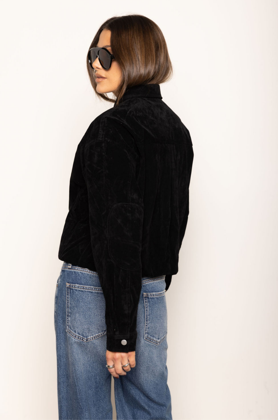 Faux suede jacket
Collared
Elbow patch
Front zipper closure with fold over panel
Front pockets
black faux suede bomber jacket
fall outfit