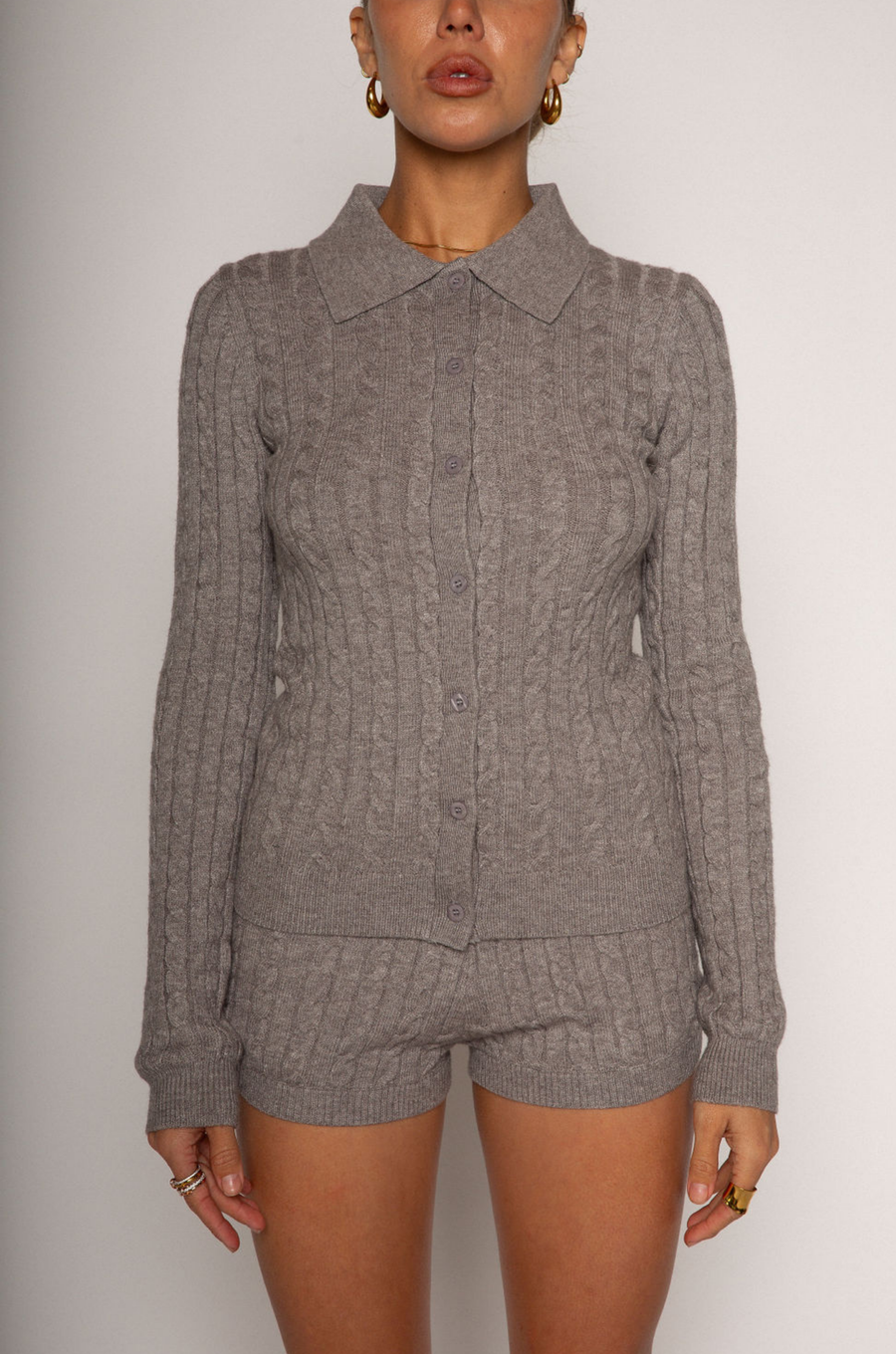 Grey Cable knit shorts
Mini length
Side pockets
Adjustable drawstring closure
Stretch waistband
Has stretch
Ribbed detailing
Unlined
Frankies knit dupe