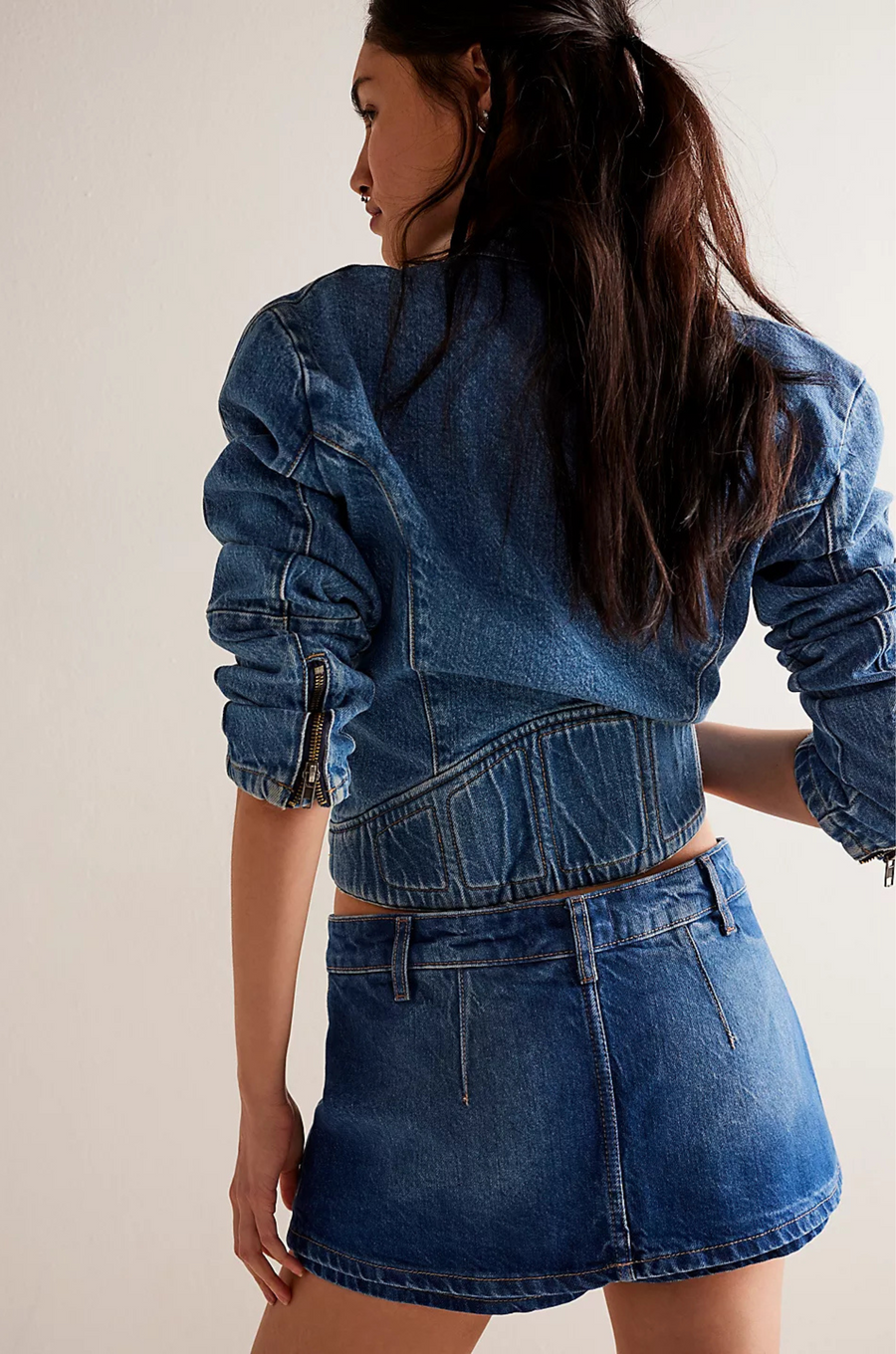 free people blue Micro denim skort/skirt
Low-rise
Relaxed fit throughout
Zip fly and offset button closure
Dart seaming detailing
Soft rigid denim
Lyocell/Cotton