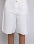 WHITE Mid rise denim bermuda shorts
Bermuda denim shorts
Denim jorts
Pockets
Button fly closure
Unlined
white jorts