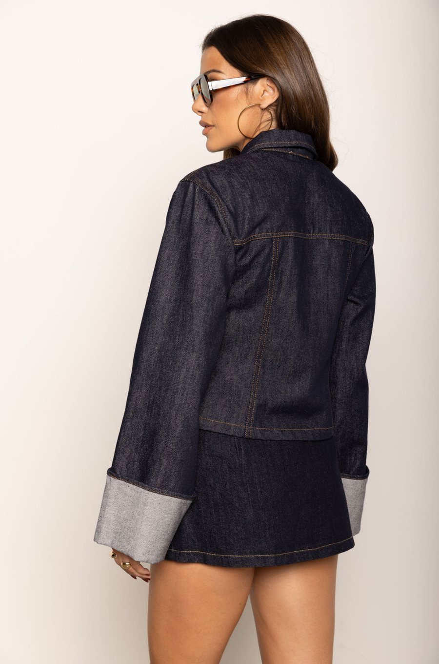 Fitted denim collared jacket
Wide cuffed sleeves
Button down closure
Unlined
dark denim jacket
fall outfit
thanksgiving outfit