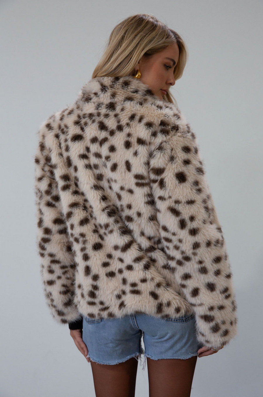 Spotted vegan fur coat. Collar neckline. Front snap button down closures. Side pockets. Fully lined. fur coat. leopard fur coat jacket. fall outfit. fall coat