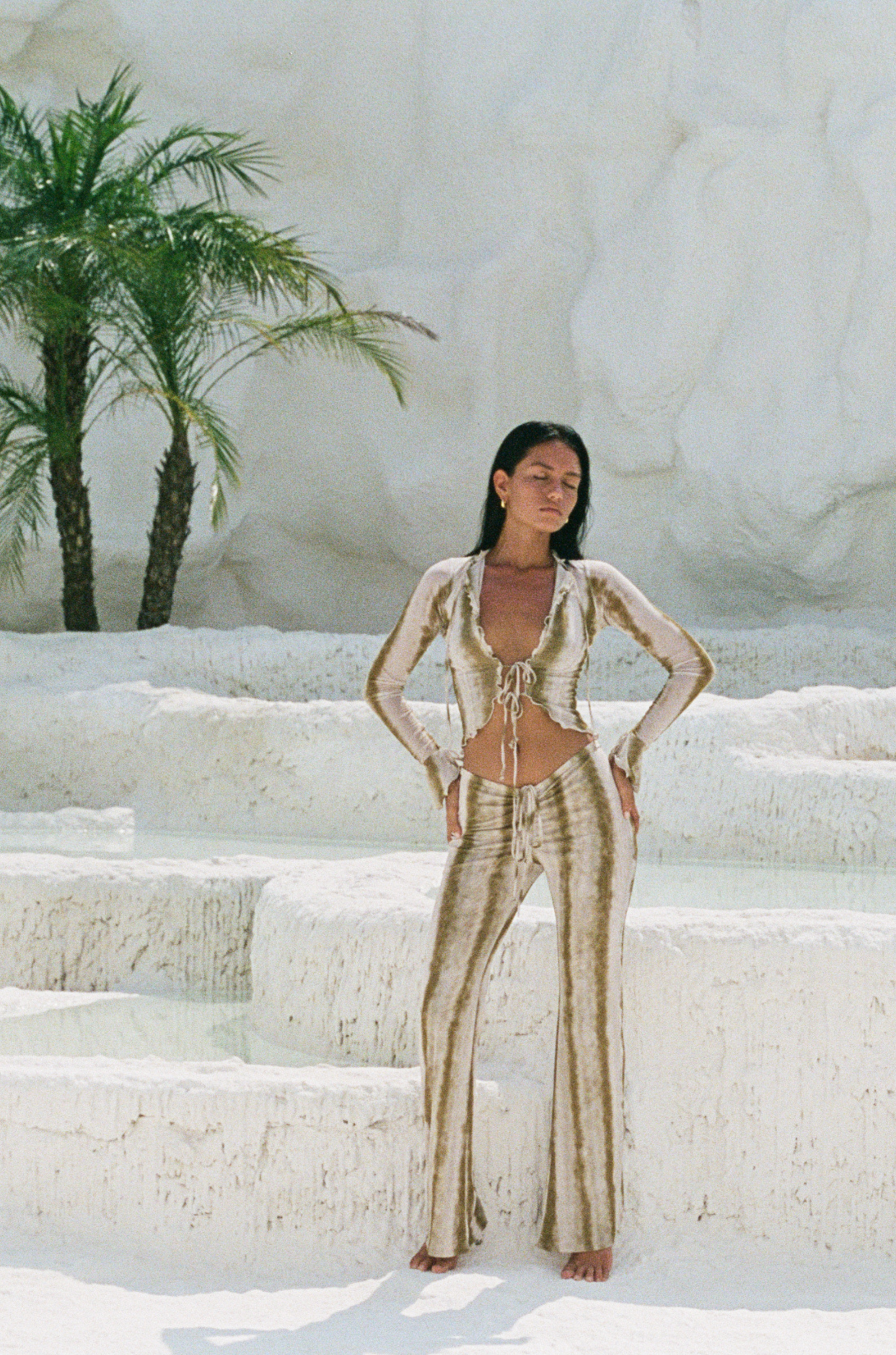 Mesh pant
Adjustable waist tie with front shirring
Mallory is sheer in our super soft mesh fabric
Polyester/Spandex
green tie dye pant
pool cover up
beach cover up
resort outfit inspo