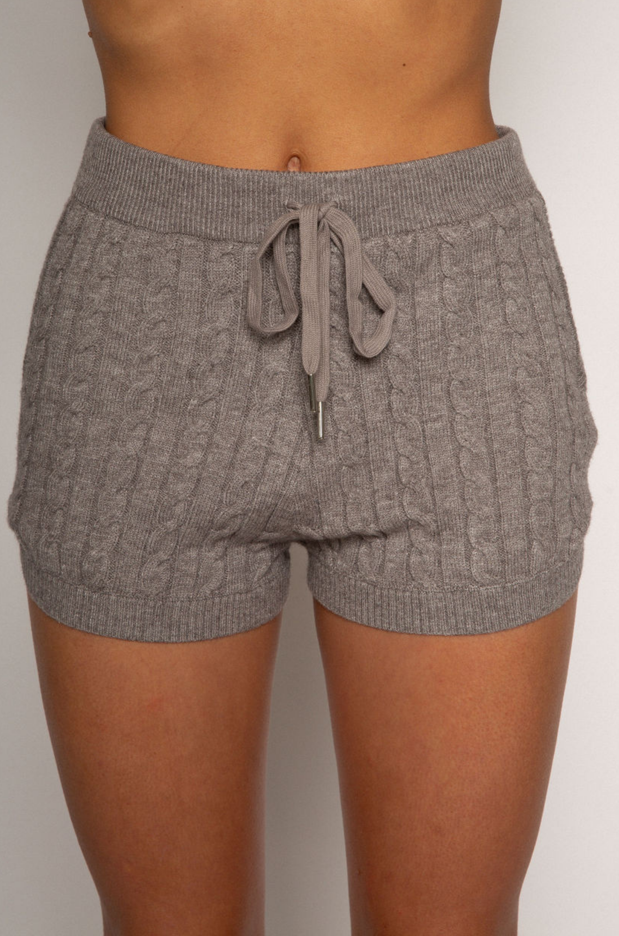 Grey Cable knit shorts
Mini length
Side pockets
Adjustable drawstring closure
Stretch waistband
Has stretch
Ribbed detailing
Unlined
Frankies knit dupe