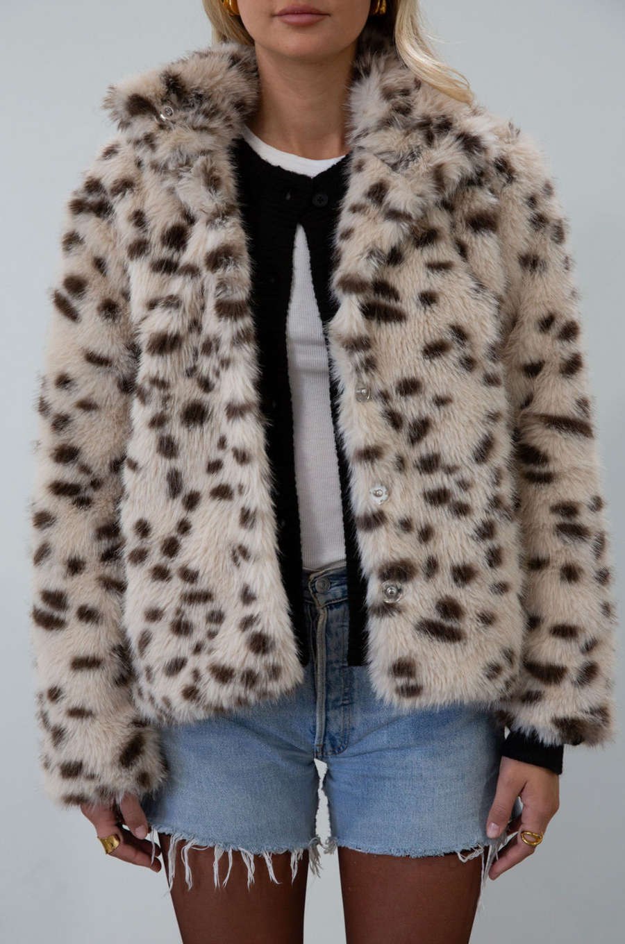 Spotted vegan fur coat. Collar neckline. Front snap button down closures. Side pockets. Fully lined. fur coat. leopard fur coat jacket. fall outfit. fall coat