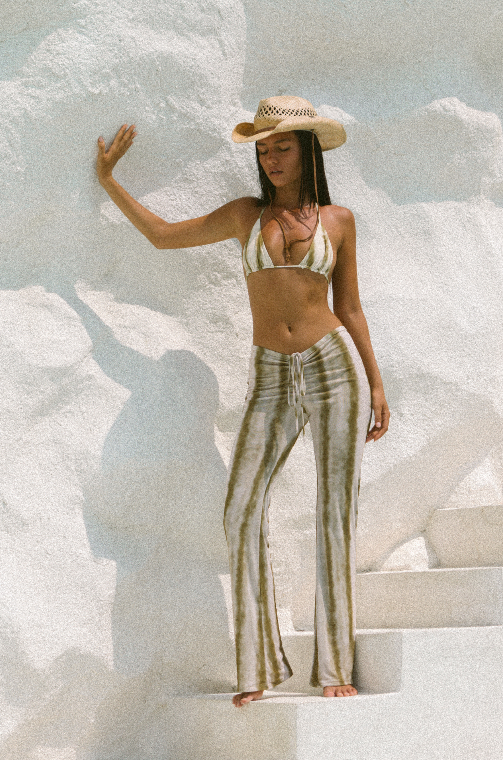 Mesh pant
Adjustable waist tie with front shirring
Mallory is sheer in our super soft mesh fabric
Polyester/Spandex
green tie dye pant
pool cover up
beach cover up
resort outfit inspo