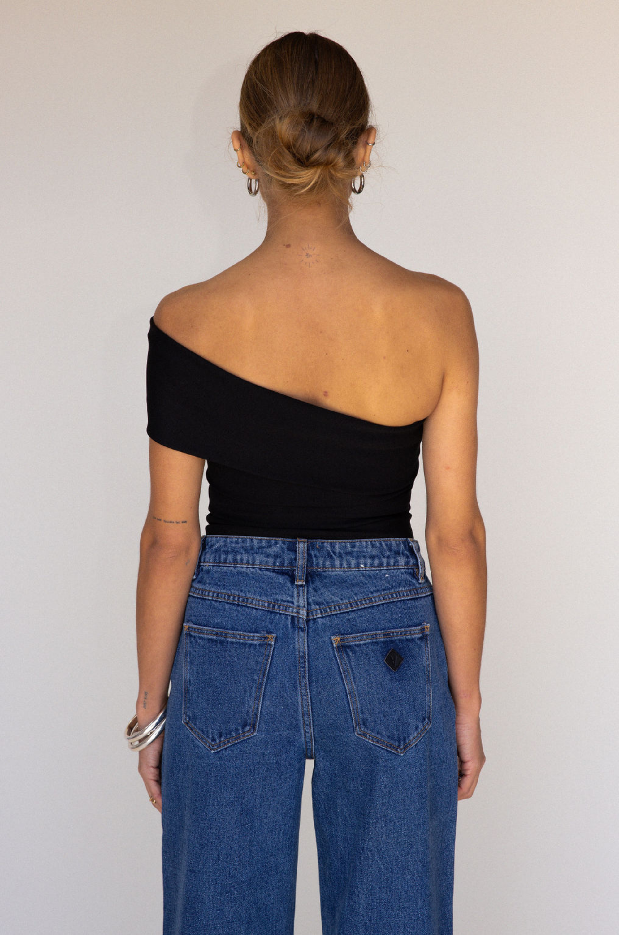 black Ribbed bodysuit
One shoulder neckline
Snap bottom closures
Thong back
Unlined
going out top