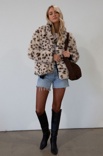 Spotted vegan fur coat. Collar neckline. Front snap button down closures. Side pockets. Fully lined. fur coat. leopard fur coat jacket. fall outfit. fall coat