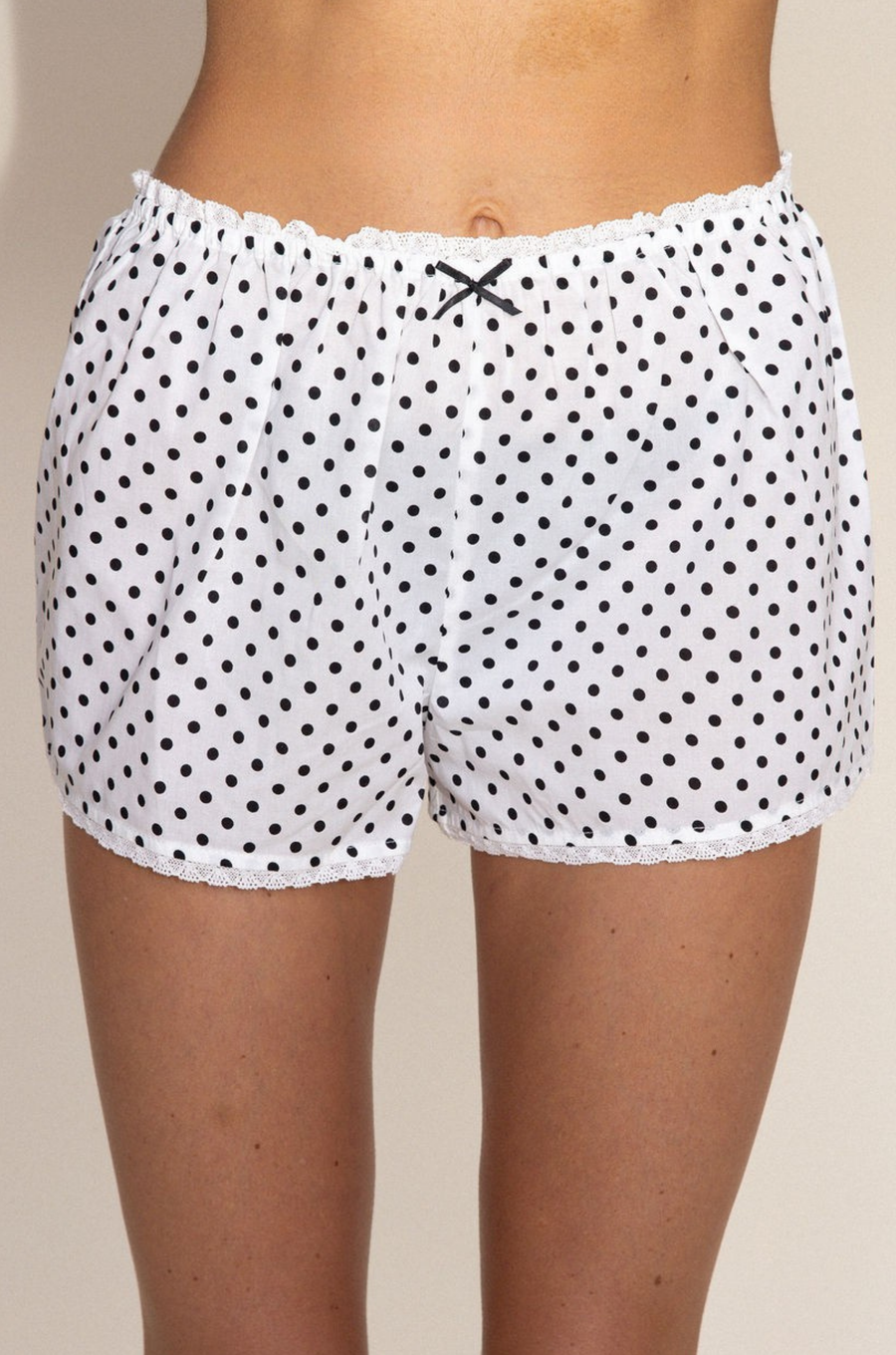 White polka dot mini shorts
summer shorts
spring shorts