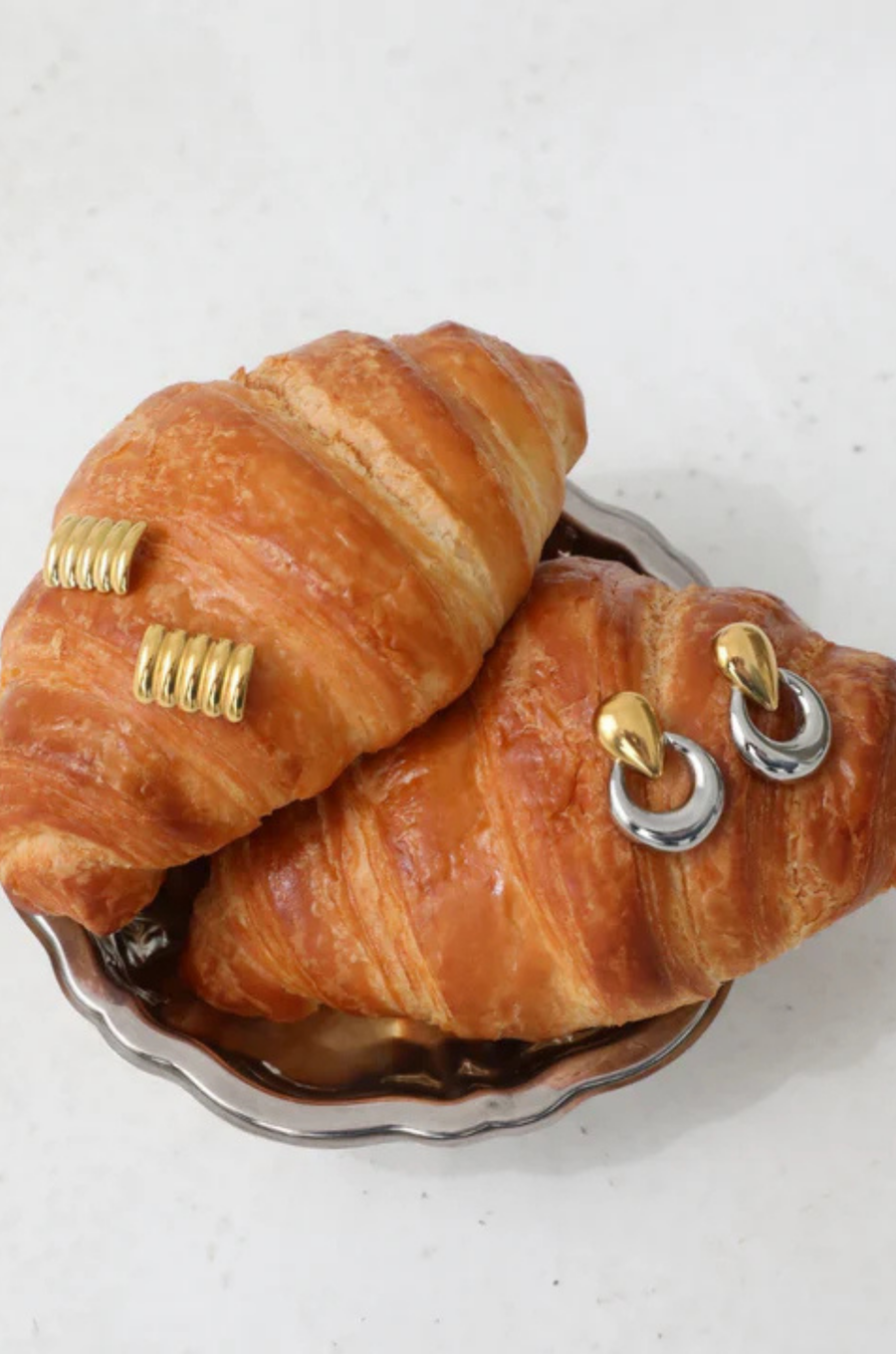 Two toned earrings
Waterproof, Tarnish Free & Hypoallergenic
Stainless Steel
Silver and gold two toned earrings