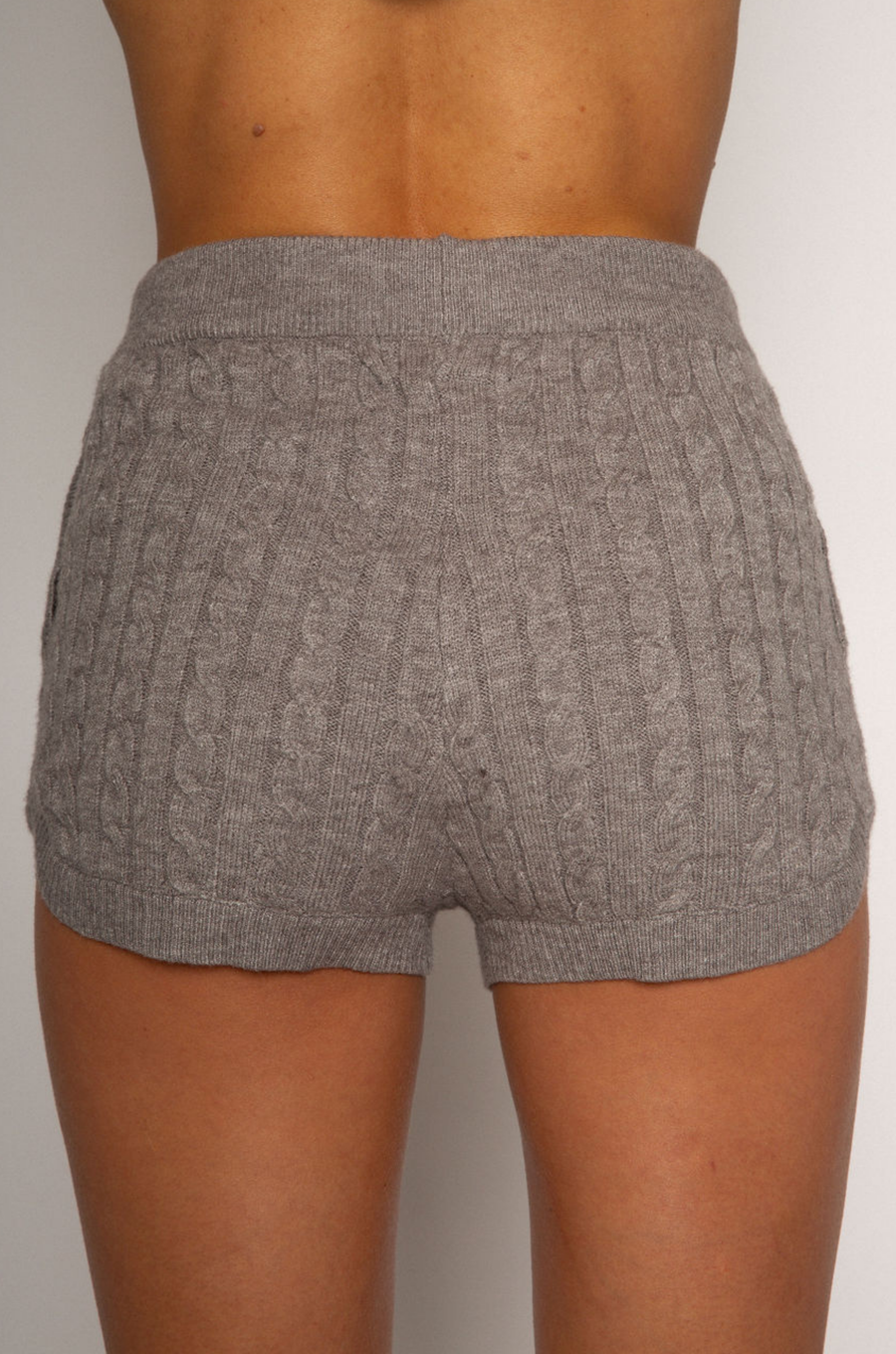 Grey Cable knit shorts
Mini length
Side pockets
Adjustable drawstring closure
Stretch waistband
Has stretch
Ribbed detailing
Unlined
Frankies knit dupe