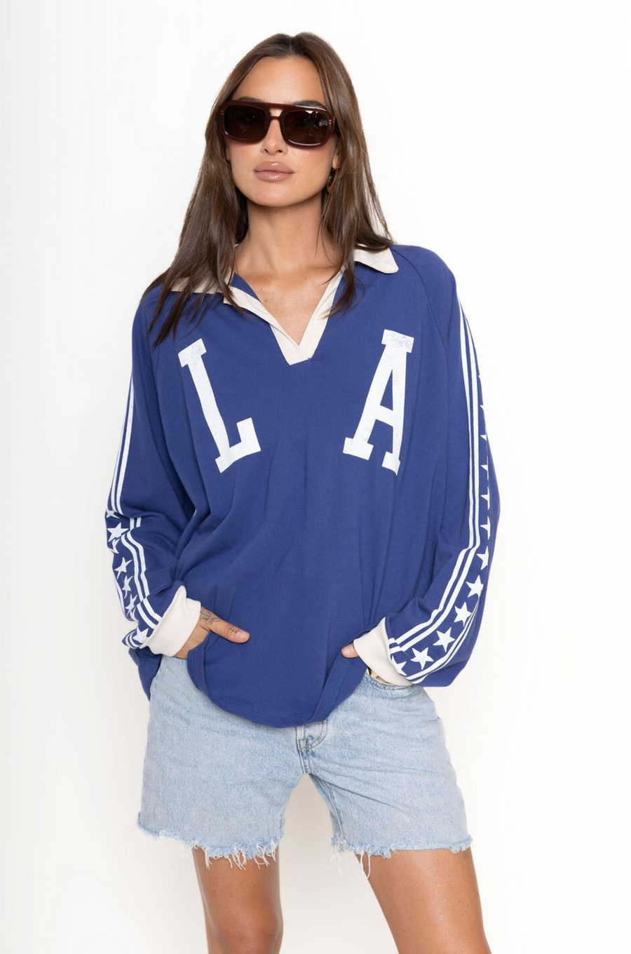 Raglan Rugby Long Sleeve
Featuring a shoutout to Los Angeles across the chest
Star detailed sleeves
Oversized fit
Collar and placket
Blue LA long sleeve top
Dodgers top