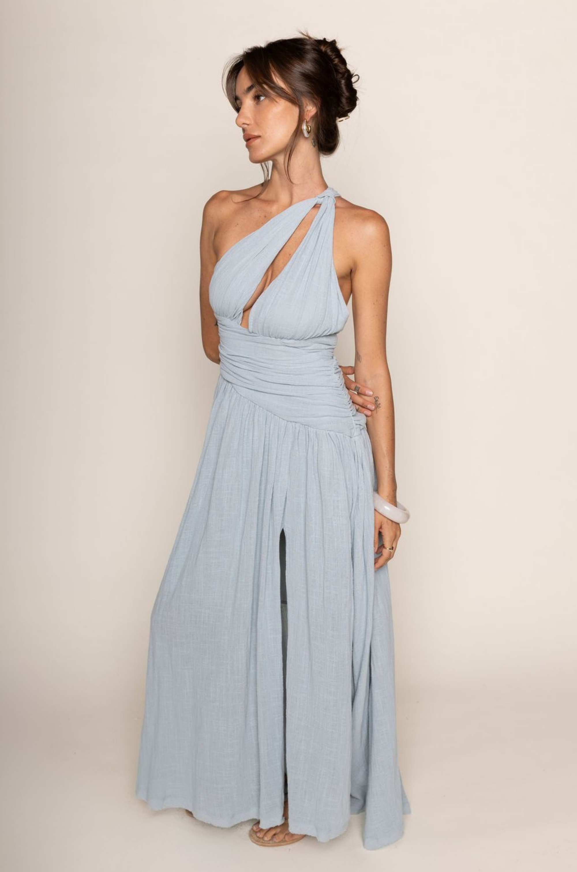 Woven linen halter maxi dress
V-neckline
Side slit
Raw edge
Partially lined
blue wedding guest dress
blue lightweight linen cotton maxi dress