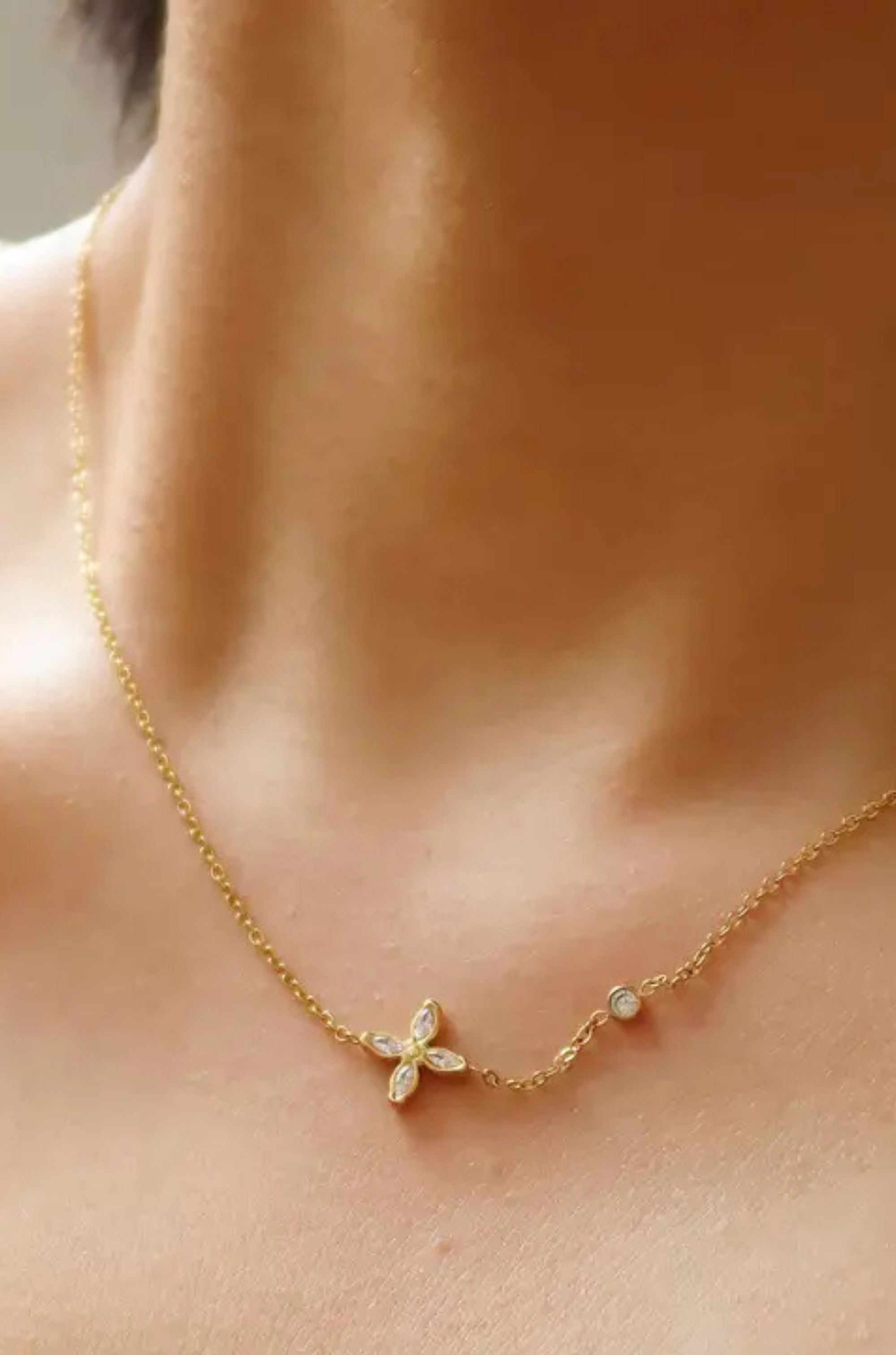 18K Gold Non-Tarnish Dainty Flower Pendant Necklace
18K Gold Plating
Stainless Steel