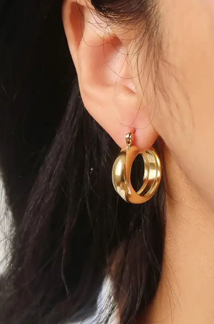 18K Non-Tarnish Classic Elongated Hoop Earring
18K Gold Plating
Stainless Steel