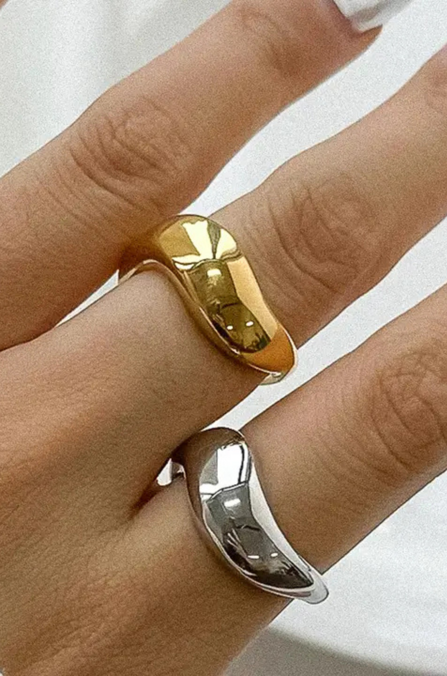 18K non-tarnish classic wavy band silver ring
18K gold plating stainless steel
Size 7 measurement: 0.682 Diameter/2.14 Circumference
Lead and Nickel Free
Hypoallergenic
Water Resistant