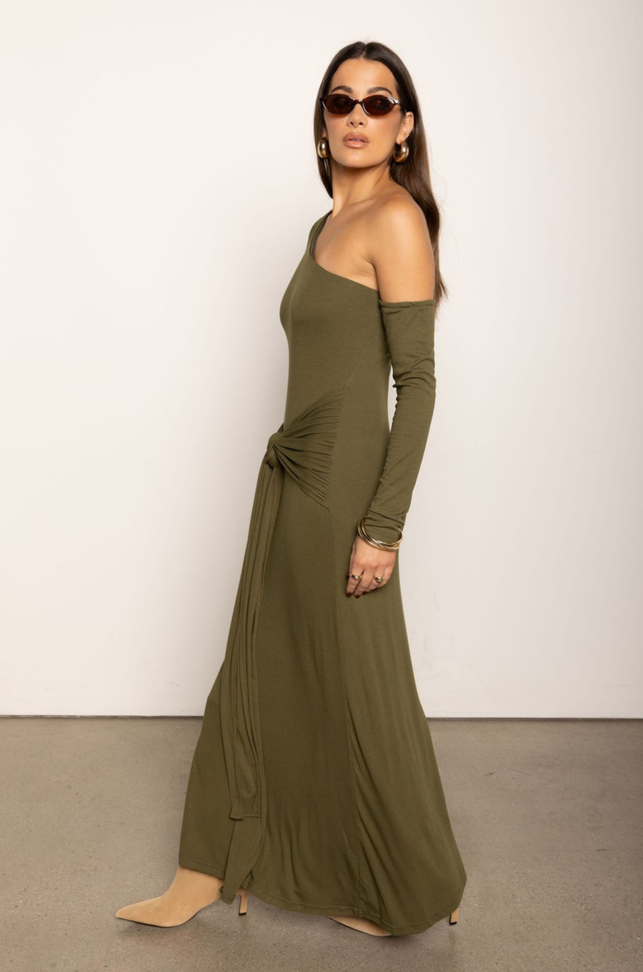 One shoulder long sleeve maxi dress
Asymmetrical neckline
Adjustable hip tie
Green one shoulder maxi dress
fall wedding guest dress
fall maxi dress
thanksgiving outfit