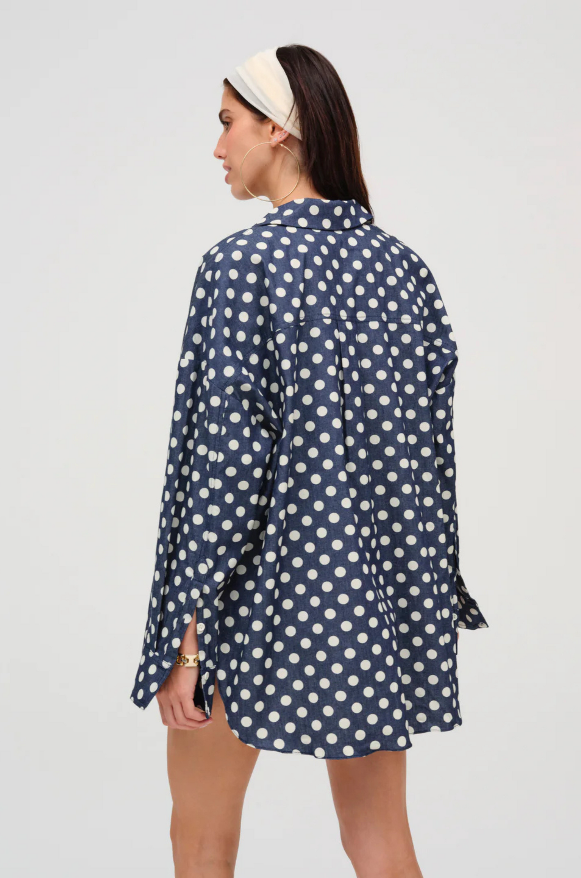 Denim polka dot button-down long sleeve top
Collared
Functional buttons at cuff
Pleat at center-back from waist to hem
Unlined
Cotton