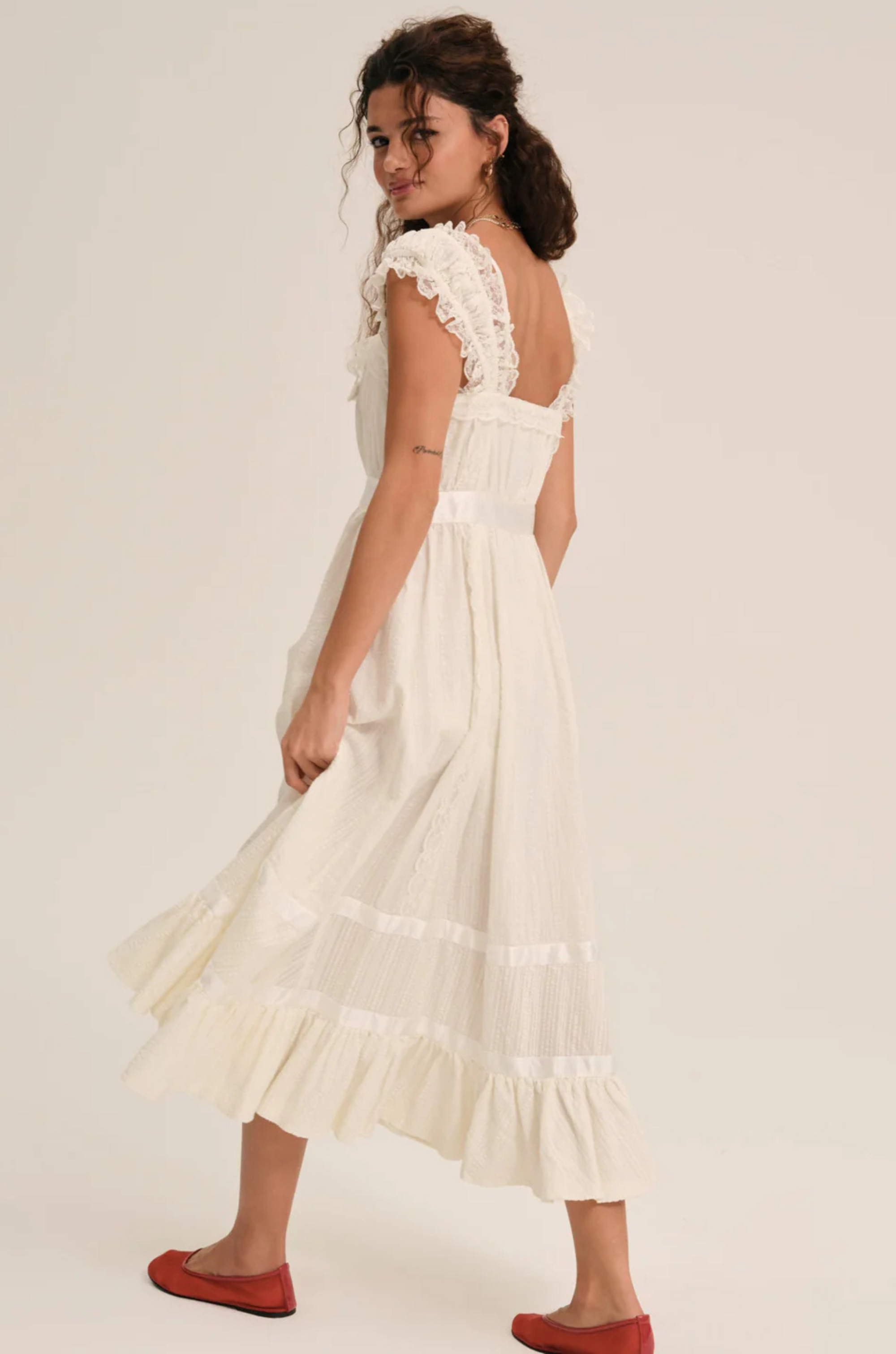 Cotton midi dress
Includes a romper liner
Center-front button closure
Lace trims
Satin ribbon details
white ivory summer mini dress
countryside midi dress
bridal midi dress