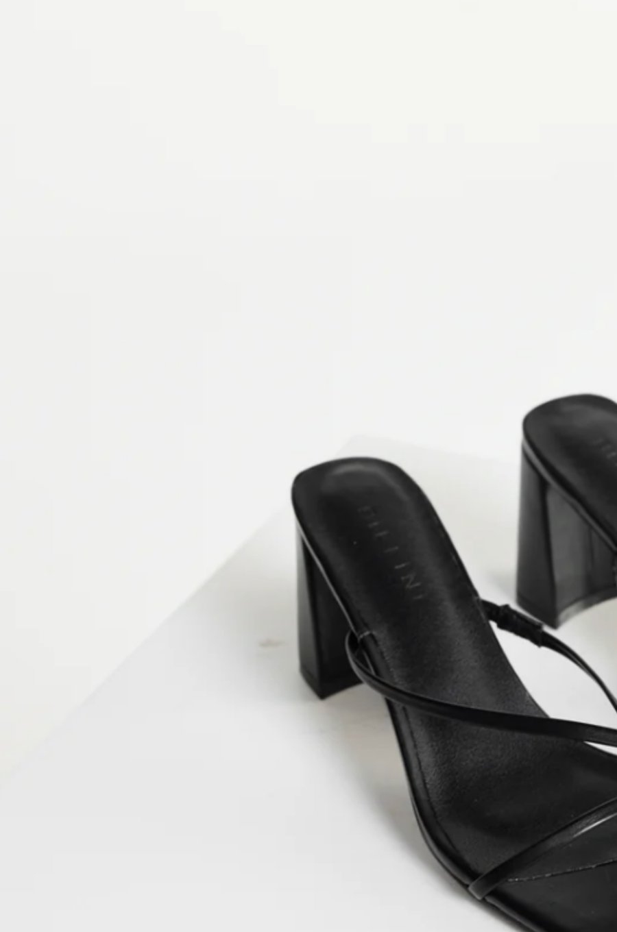 black Cross over strap heels
Squared toe
Block heel