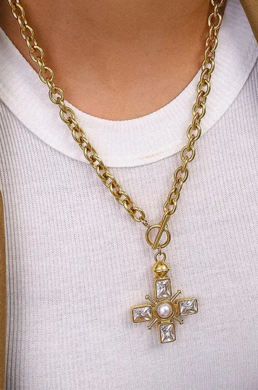 18K Gold Non-Tarnish Pearl Cross Necklace
18K Gold Plating Stainless Steel Faux
Pearl Pendant Size: 2.16" x1.77"
Chain Length: 15.7"
Extension Length: 2.7"
Lead and Nickel Free
Hypoallergenic