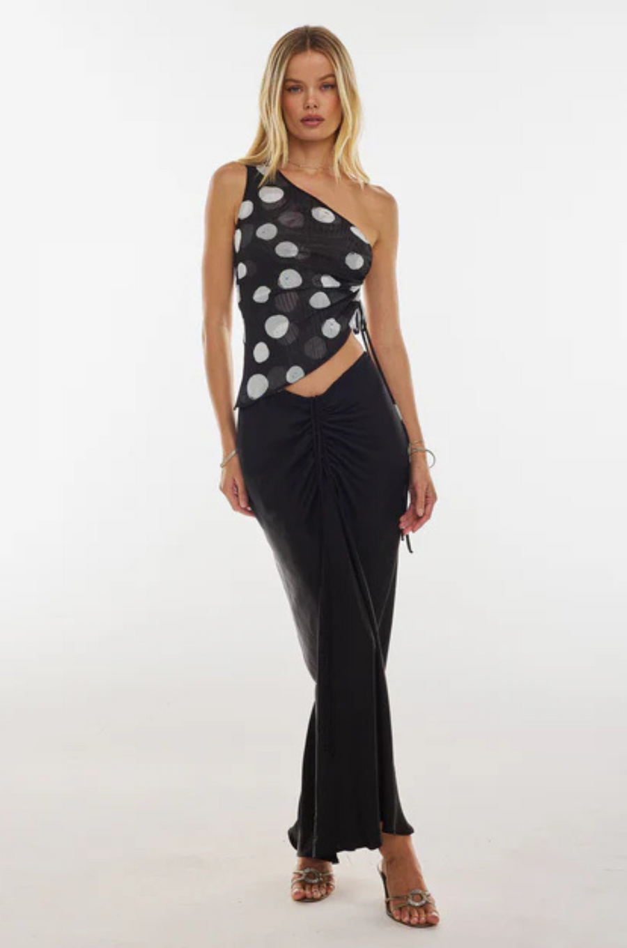 Polka dot mesh one shoulder top
Adjustable shirring side
One shoulder
Double Lined
Polyester/Spandex
black and blue polka dot one shoulder top
going out top