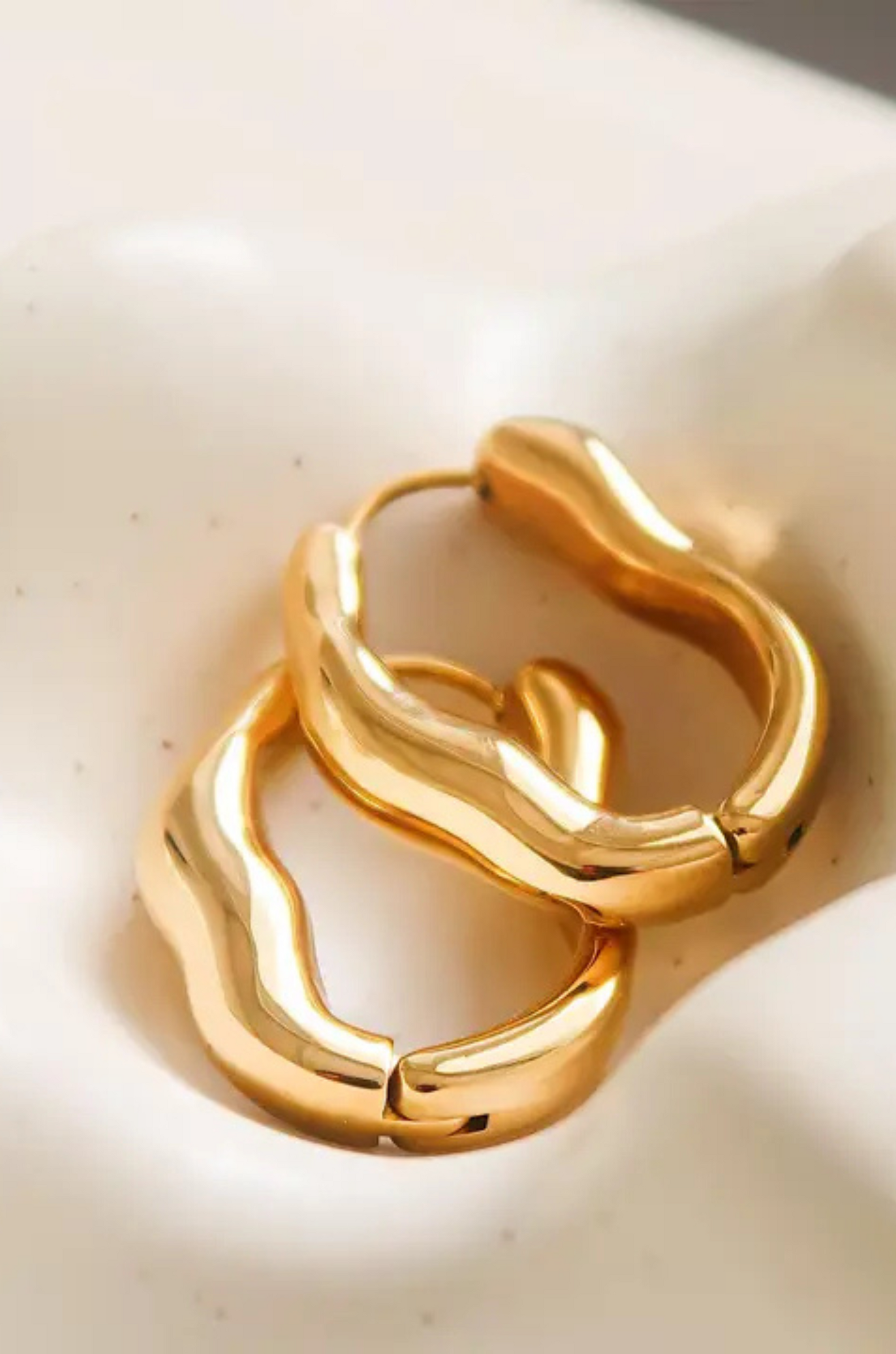18K gold non-tarnish wavy oval hoop earring
18K gold plating stainless steel
Measurement (L x W inch): 1 x 0.8
Lead and Nickel Free
Hypoallergenic
Water Resistant