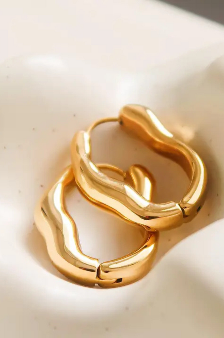 18K gold non-tarnish wavy oval hoop earring
18K gold plating stainless steel
Measurement (L x W inch): 1 x 0.8
Lead and Nickel Free
Hypoallergenic
Water Resistant