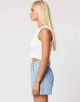 High rise denim shorts
Light wash
Relaxed fit
Longer inleg
Features a soft frayed hemline