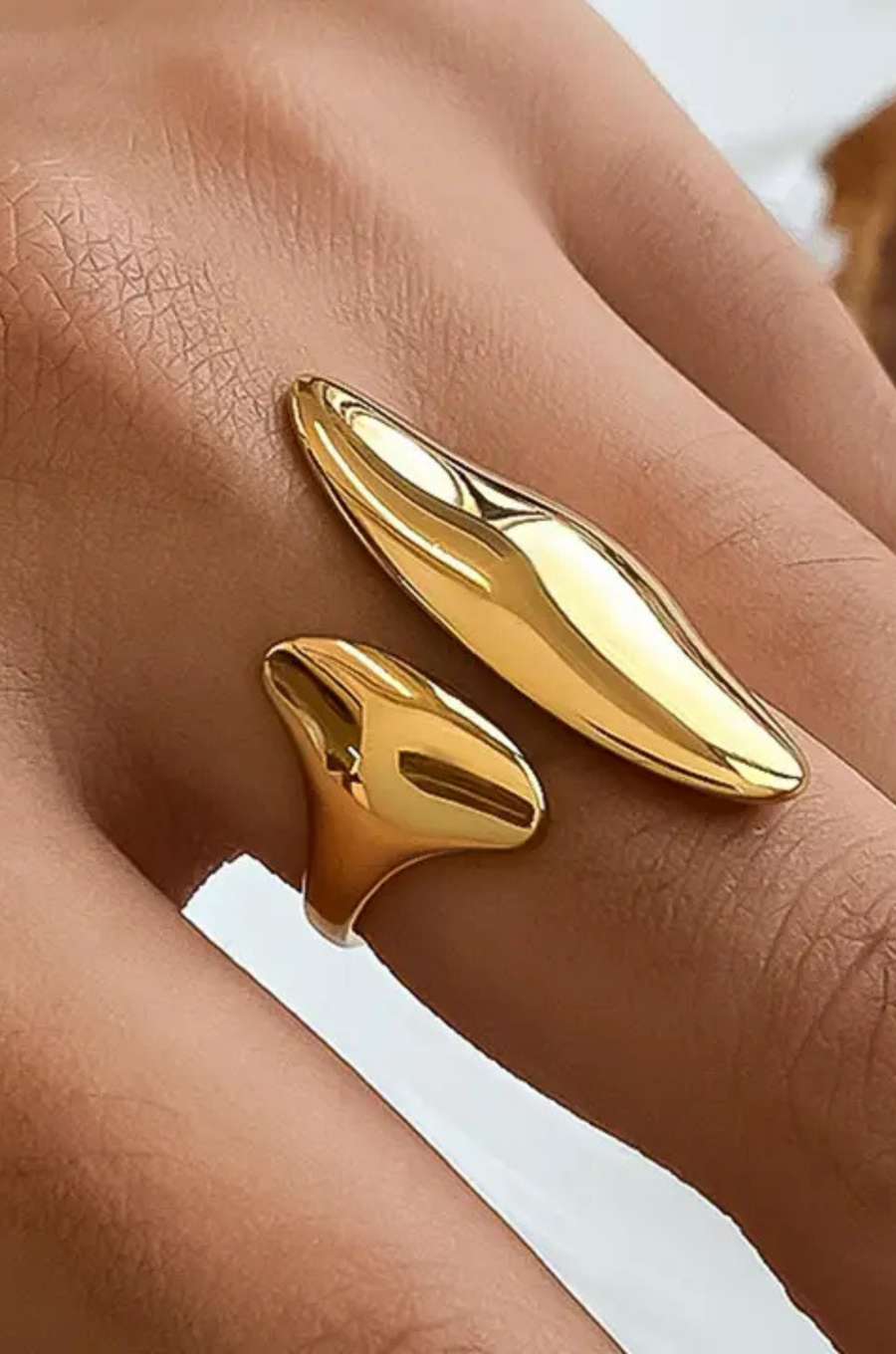 18K gold non-tarnish abstract statement ring
18K gold plating stainless steel
Size 7 measurement: 0.682 Diameter/2.14 Circumference
Lead and Nickel Free
Hypoallergenic
Water Resistant