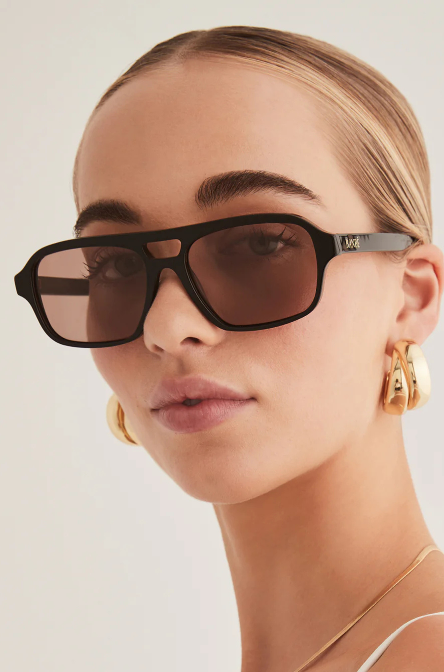 Acetate aviators
Gold embossed Banbé logo on outer left arm
Style details printed in gold foil on inner right arm
Scratch resistant/Category 3/Polarised
100% UV protection with high sun glare reduction
Includes branded vegan case &amp; cleaning cloth
brown aviator sunglasses