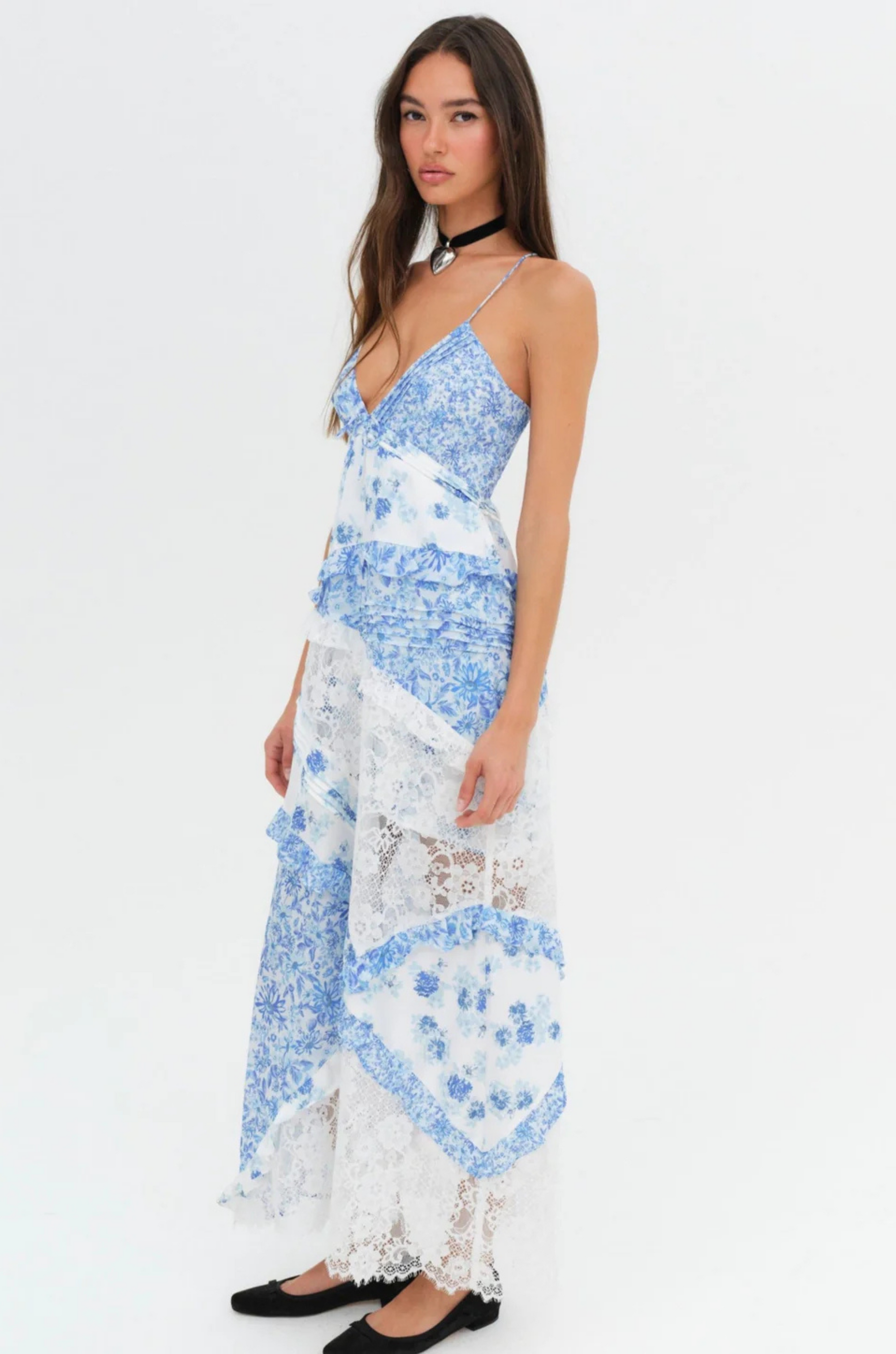 blue floral maxi dress
lace detailing
v-neckline
summer maxi dress
spring maxi dress