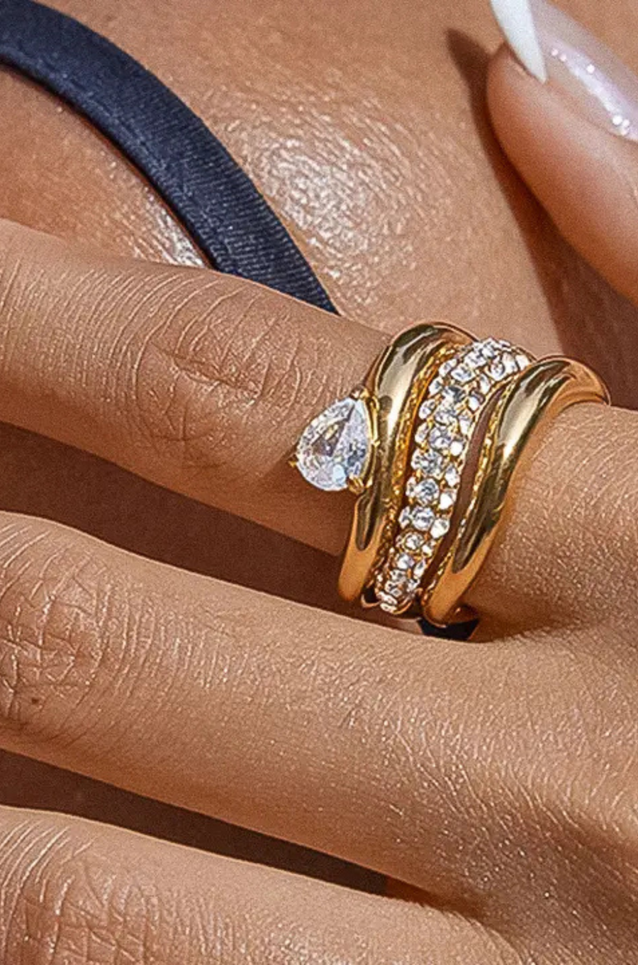 18K Gold Non-Tarnish Smooth Wave Ring
18K Gold Plating Stainless Steel
Size 7 Measurement: 0.682 Diameter/2.14 Circumference
Lead-free/Nickel-safe/Hypoallergenic/Water Resistant
gold wave band ring