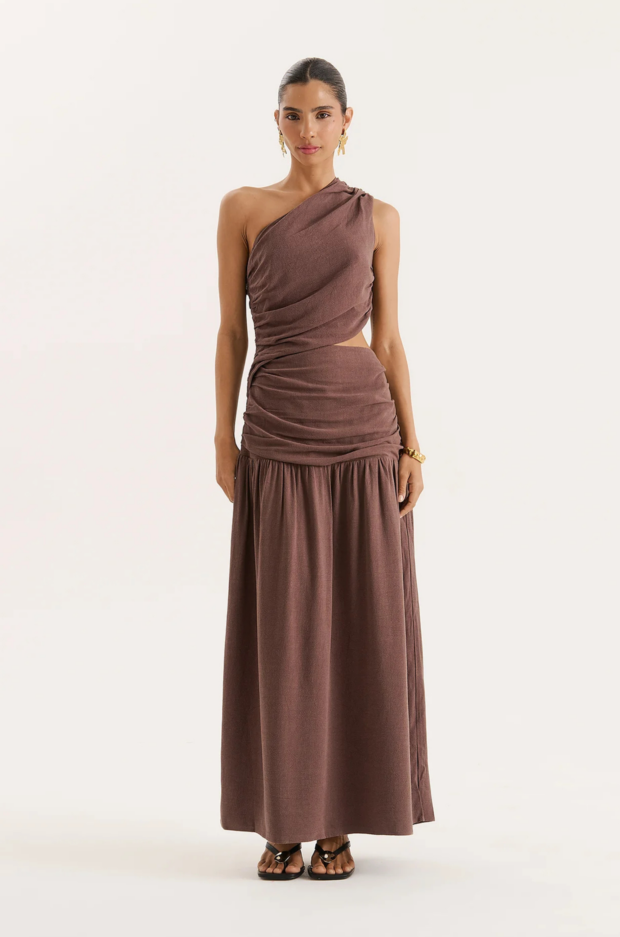 brown Linen one shoulder maxi dress
Asymmetric neckline
Waist cut out
Drop waist
Gathered skirt
brown wedding guest dress