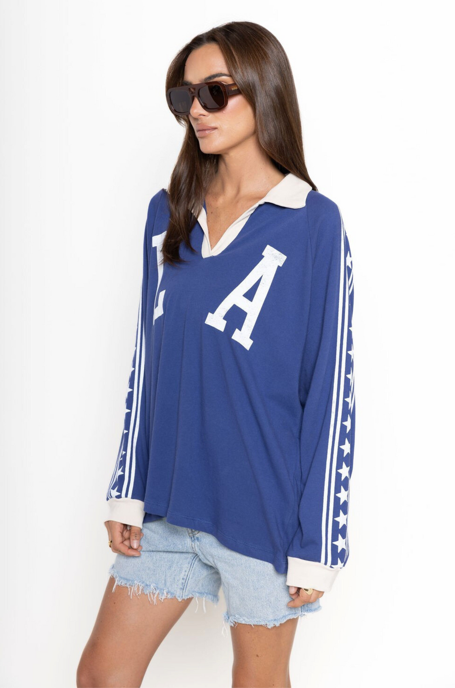 Raglan Rugby Long Sleeve
Featuring a shoutout to Los Angeles across the chest
Star detailed sleeves
Oversized fit
Collar and placket
Blue LA long sleeve top
Dodgers top