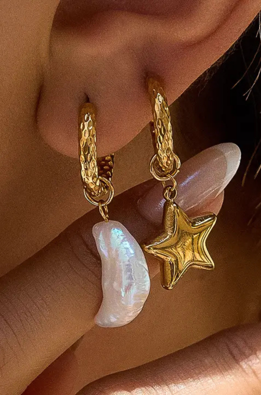 18K Gold Non-Tarnish Mismatch Moon and Star Earring
18K Gold Plating
Stainless Steel
Measurement (L x W inch):1.01x 0.47
Lead-free
Nickel-safe
Hypoallergenic
Water Resistant