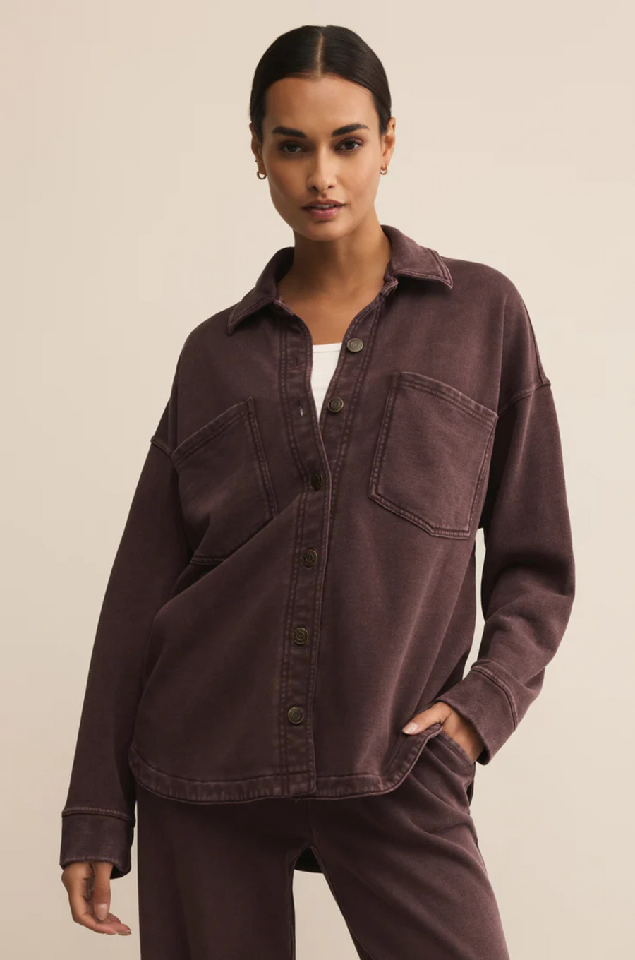 Oversized button down shirt jacket
Relaxed fit
Collared
Long sleeve
Button front
2 front patch pockets
brown shirt jacker
brown shacket